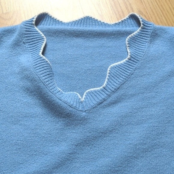 Vintage Blue Scallop Ruffle V-Neck Sweater Size Large - Picture 3 of 6